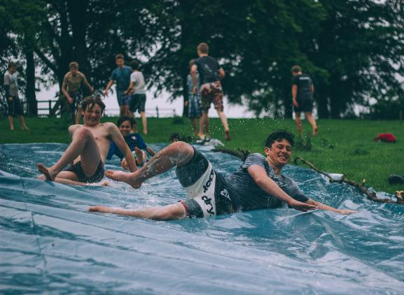 Levensloop is een feestelijk evenement voor alle leeftijden. Het draait helemaal rond solidariteit en fondsenwerving voor de strijd tegen kanker. Rotary Kortrijk steunt Sint-Michielsbeweging